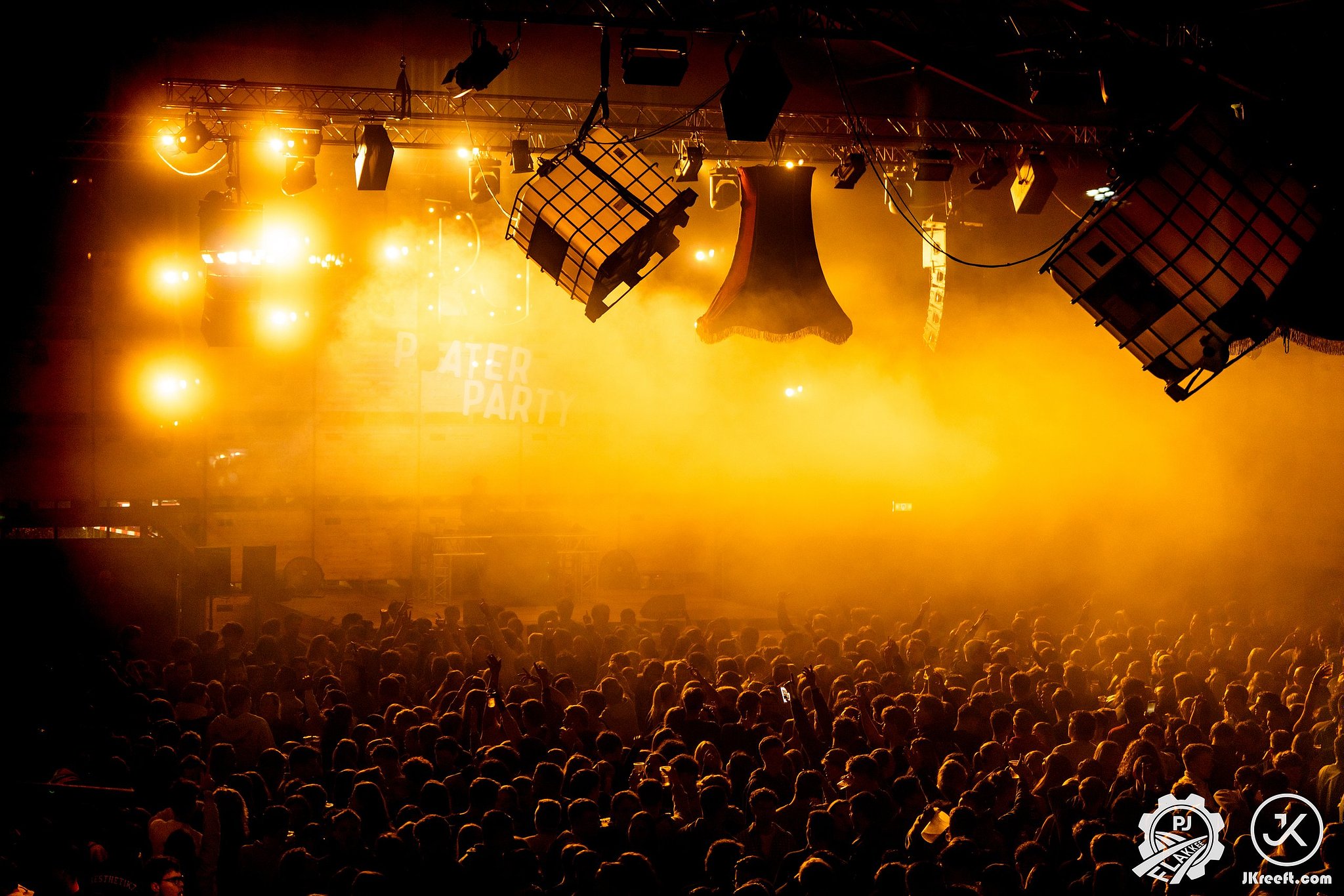 PJ Plater Party – volle zaal met oranje lichtshow